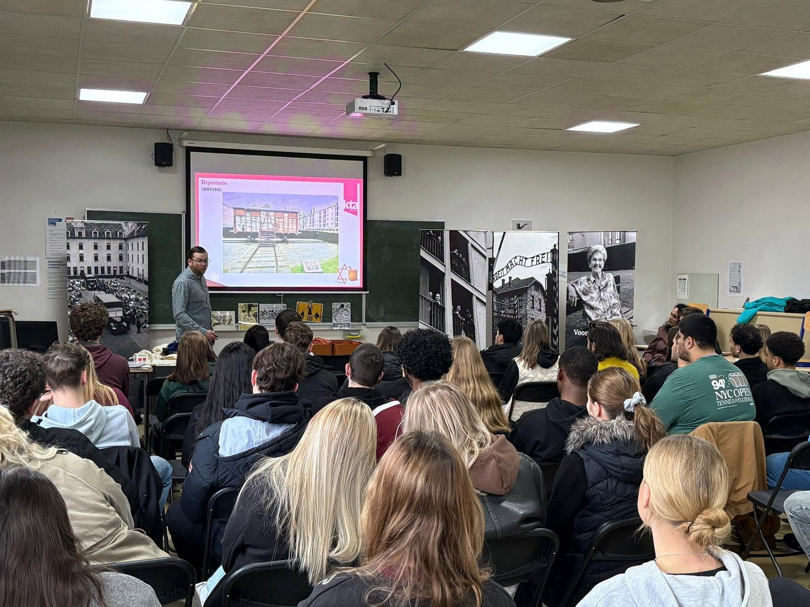David Hancart geeft een lezing over de deportatie van Tilda's familie aan leerlingen